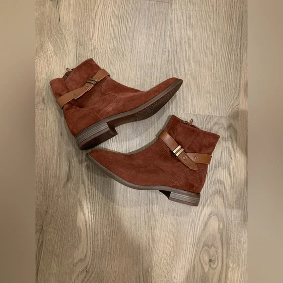 NWOB Clark’s women Camzin suede ankle boots belted boho‎ country details size 8 - Picture 2 of 6